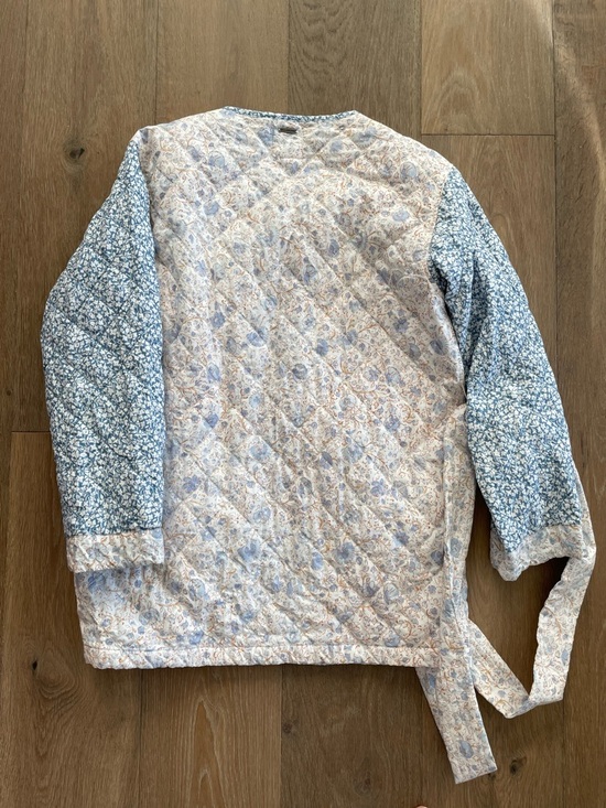 Billabong Quilted Floral Belted Jacket in Light Blue and Cream - Picture 5 of 7